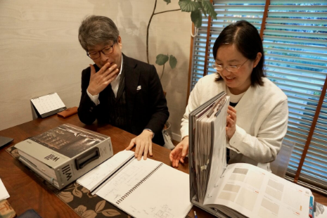 土肥さんと梶山さんが話し合っている様子