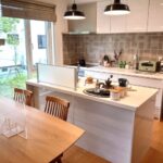 アイランド型VSペニシュラン型|どっちが正解?家族構成・家事動線から考えるキッチン選び徹底比較